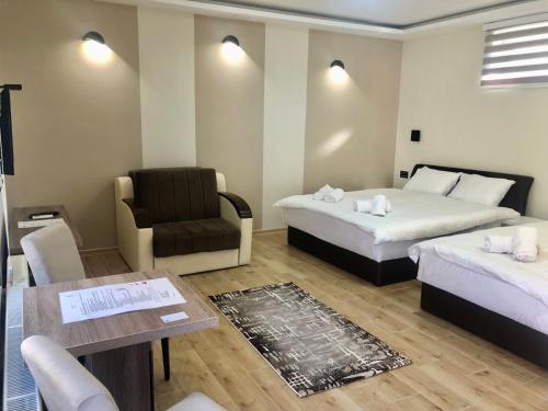 1 double bed, 2 twin beds