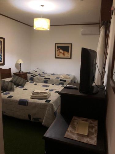 1 queen bed, 1 twin bed
