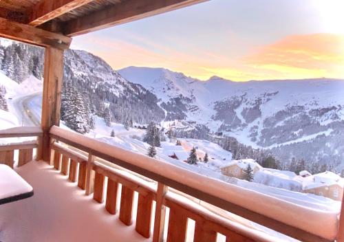 Vue panoramique sur les montagnes plein Sud - T2 Skis aux pieds, Piscine & Spa - Location saisonnière - Arâches-la-Frasse