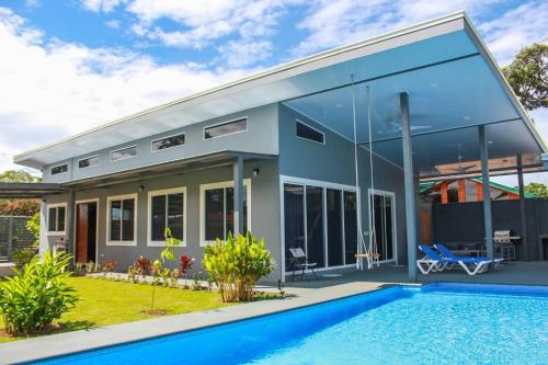 Modern New 3 BR Home, Walking Distance from Beach.