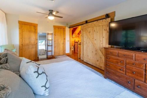 Majestic Mountain Top, Best View in Bryson City! detail