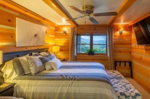 Majestic Mountain Top, Best View in Bryson City! in Bryson City, USA