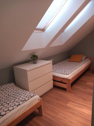 2 twin beds, 1 sofa bed