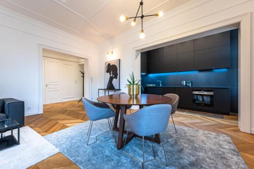 Riverside Two-Bedroom Residence in Central Prague - image 2