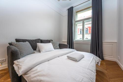 Riverside Two-Bedroom Residence in Central Prague - image 12