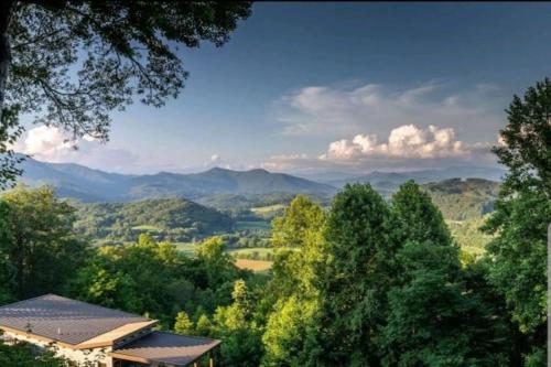 BEST VIEW IN BRYSON CITY IN THE SUGAR SHACK!!