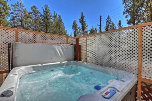 Moonridge Victorian w/HOT TUB! Great for families!