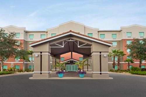 Holiday Inn Express & Suites Pembroke Pines-Sheridan St, an IHG Hotel