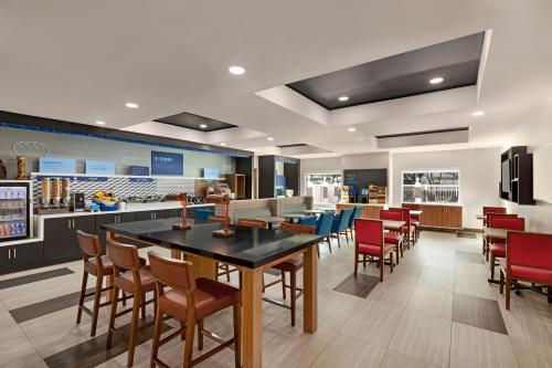 Food and beverages, Holiday Inn Express Hotel & Suites Pembroke Pines Sheridan Street By IHG in Pembroke Pines