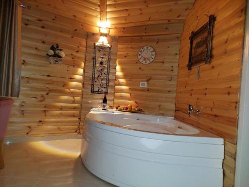 Hot tub, OPEN SKY in Majdal Shams
