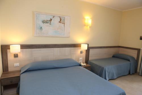 1 queen bed, 1 twin bed