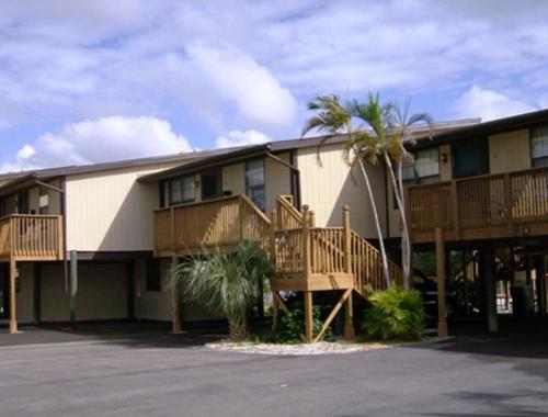 River Wilderness Waterfront Cabins - 출입구