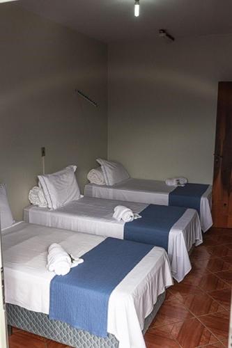 6 twin beds
