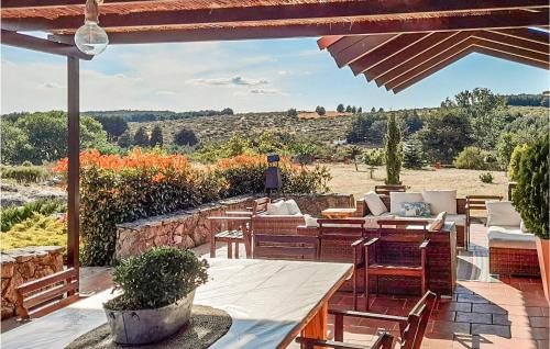Beautiful home in Navarredonda de Gredos with WiFi, 3 Bedrooms and Outdoor swimming pool - Navarredonda de Gredos