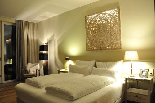 1 king bed, 1 sofa bed