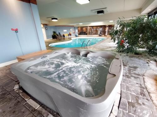 熱水浴缸, 皇家海港度假村 (Royal Harbour Resort) in 藍山(ON)