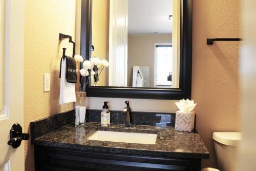 Luxurious 7BR home+Stunning Golf course lake views