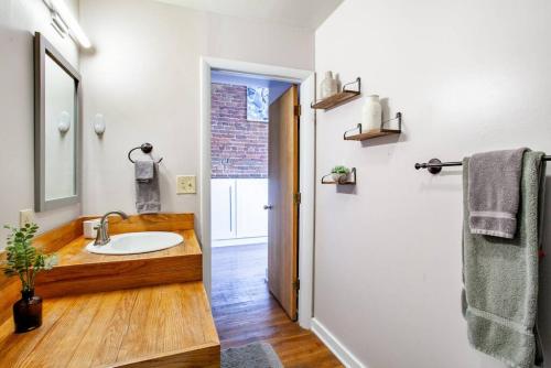 Heart of the Old City- Minutes from Market Square