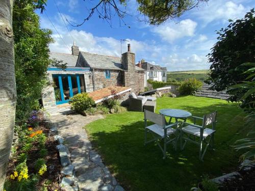 Very Characterful 300 Year Old Seaside Cottage, Tintagel, Cornwall