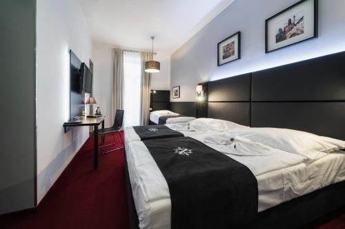 Hotel Noir - image 3