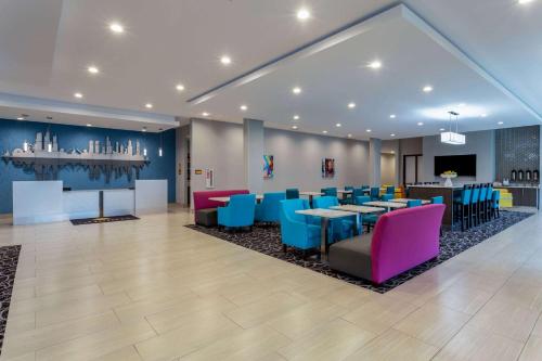 La Quinta Inn & Suites by Wyndham Shorewood - image 13