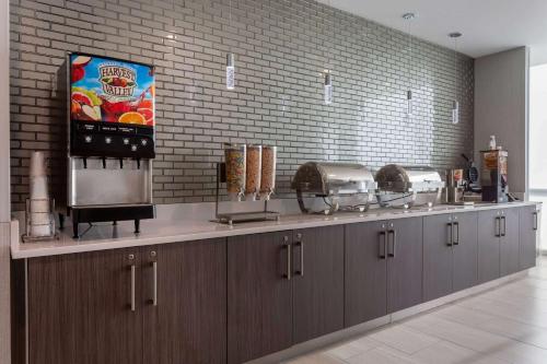 La Quinta Inn & Suites by Wyndham Shorewood in Shorewood, USA