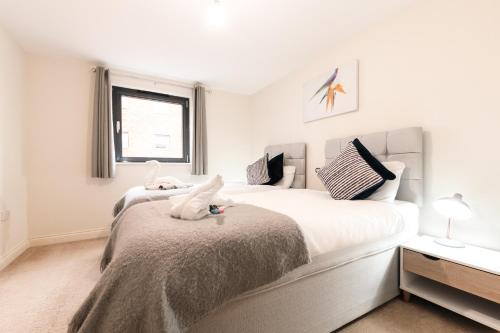 Picture of Best Price - Huge 3 Bed 2 Bath City Centre Top Floor Apartment, Up To 10 Guests - Free Secure Parkin