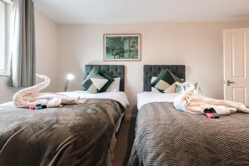 BEST PRICE! Up to 10 guests - FREE PARKING - SMART TVS - SINGLES OR KING SIZE BEDS