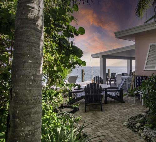 Dolfan Oceanfront Cottage Direct oceanfront with 50 ft of dockage and jacuzzi and kayaks - image 2