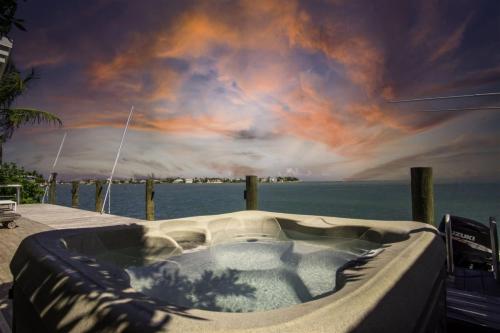 Dolfan Oceanfront Cottage Direct oceanfront with 50 ft of dockage and jacuzzi and kayaks - image 5