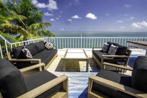 Dolfan Oceanfront Cottage Direct oceanfront with 50 ft of dockage and jacuzzi and kayaks - image 7