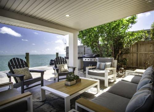 Dolfan Oceanfront Cottage Direct oceanfront with 50 ft of dockage and jacuzzi and kayaks - image 10