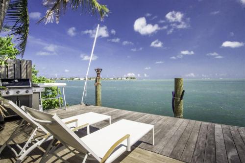 Dolfan Oceanfront Cottage Direct oceanfront with 50 ft of dockage and jacuzzi and kayaks - image 9