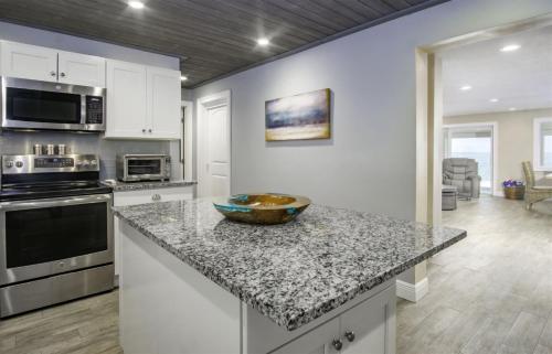 Dolfan Oceanfront Cottage Direct oceanfront with 50 ft of dockage and jacuzzi and kayaks - image 12