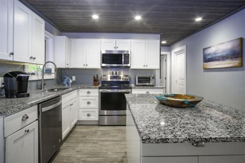 Dolfan Oceanfront Cottage Direct oceanfront with 50 ft of dockage and jacuzzi and kayaks - image 13