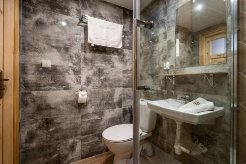 Double Room with Mountain View image 2