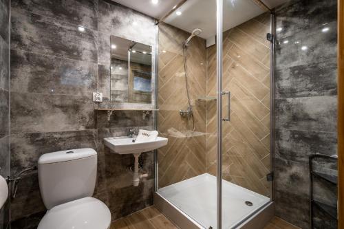 Double Room with Mountain View image 4