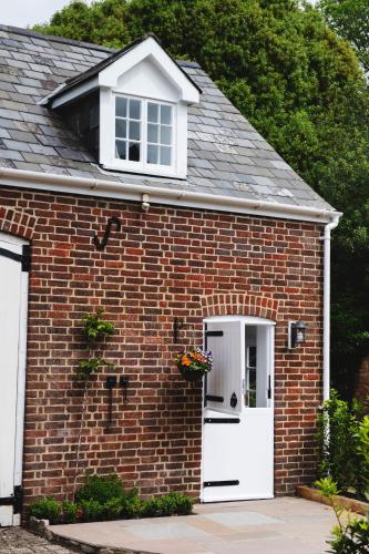 Central Location - Riverside - Cosey Cottage - Close to Beaches photo 3