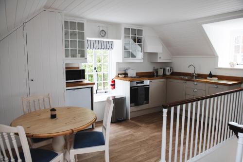 Central Location - Riverside - Cosey Cottage - Close to Beaches near Solent Meads Golf Centre