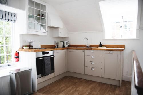 Central Location - Riverside - Cosey Cottage - Close to Beaches near Solent Meads Golf Centre