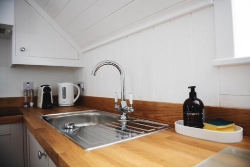 Central Location - Riverside - Cosey Cottage - Close to Beaches near Solent Meads Golf Centre