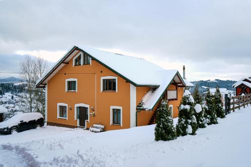 Apartment with Mountain View