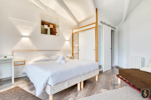 Private bedroom at La Jalousie hotel gîte à louer Grainville-Langannerie