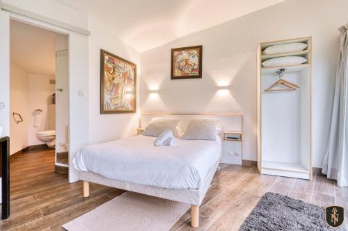 Amazing private room at La Jalousie hotel gîte à louer Grainville-Langannerie