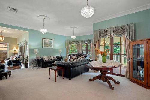 Palatial Queenslander for Groups of Family & Friends!