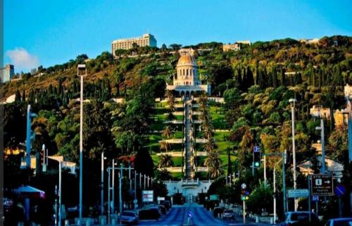 magical apartment close to the Baha'i Gardens