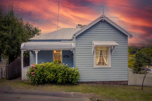 Pet-Friendly Blue Mountains Cottage with Indoor Fireplace