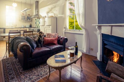 Pet-Friendly Blue Mountains Cottage with Indoor Fireplace