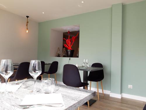 L'Expression in Airport