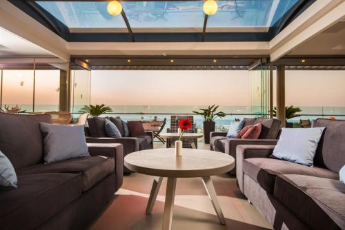 Bar/ Salón, Castello City Hotel in Creta